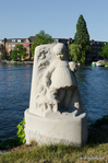 Meisje met pop en bloemen, Willem IJzerdraat, 1931
<br/>
Annemarieke Verheij, 2015-06-30